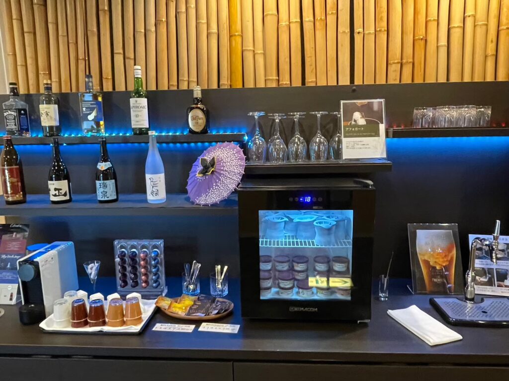 風の薫UMIの最上階宿泊者限定バーのお酒やハーゲンダッツ